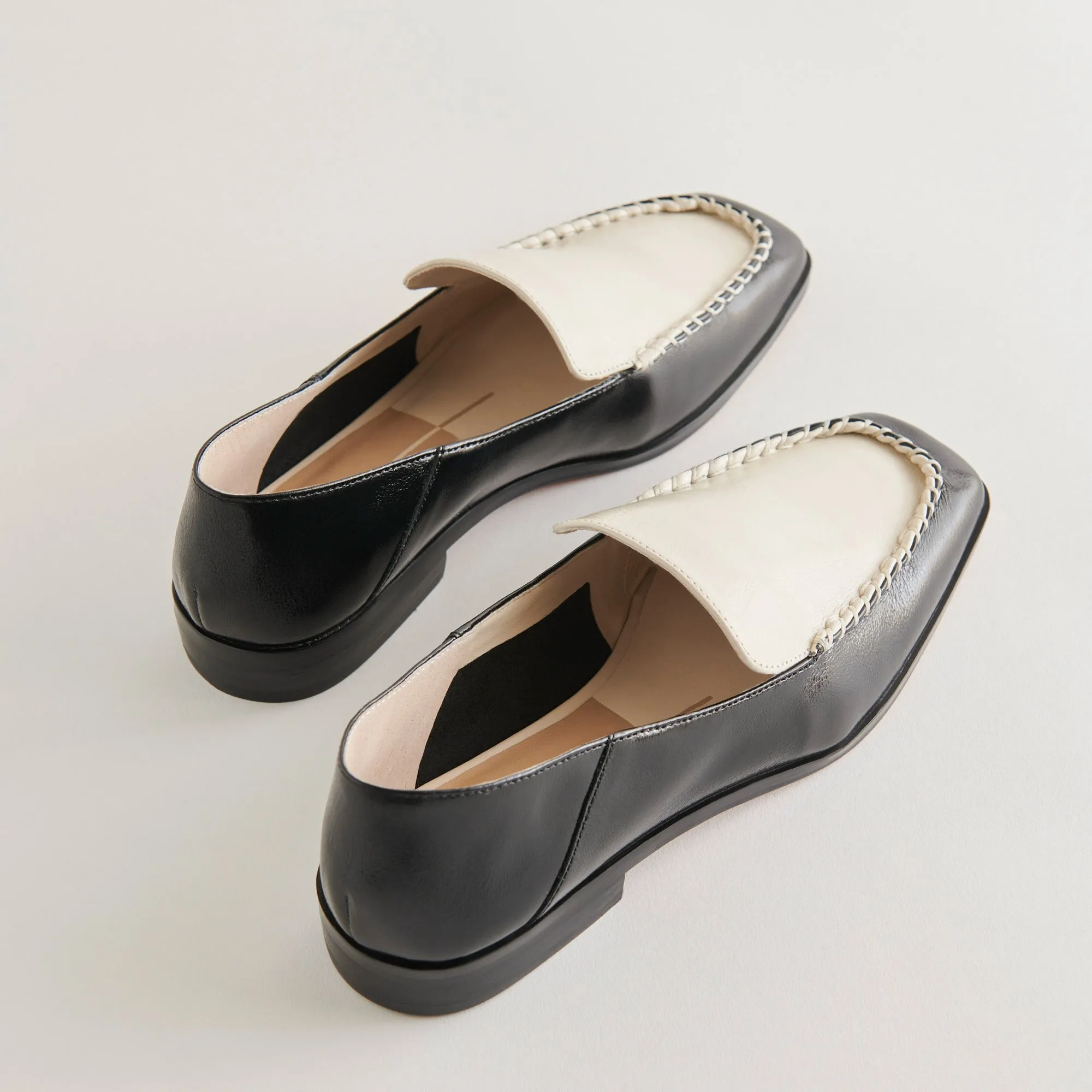 BENY FLATS LARGES BLANCS NOIRS VERNIS PLISSÉ