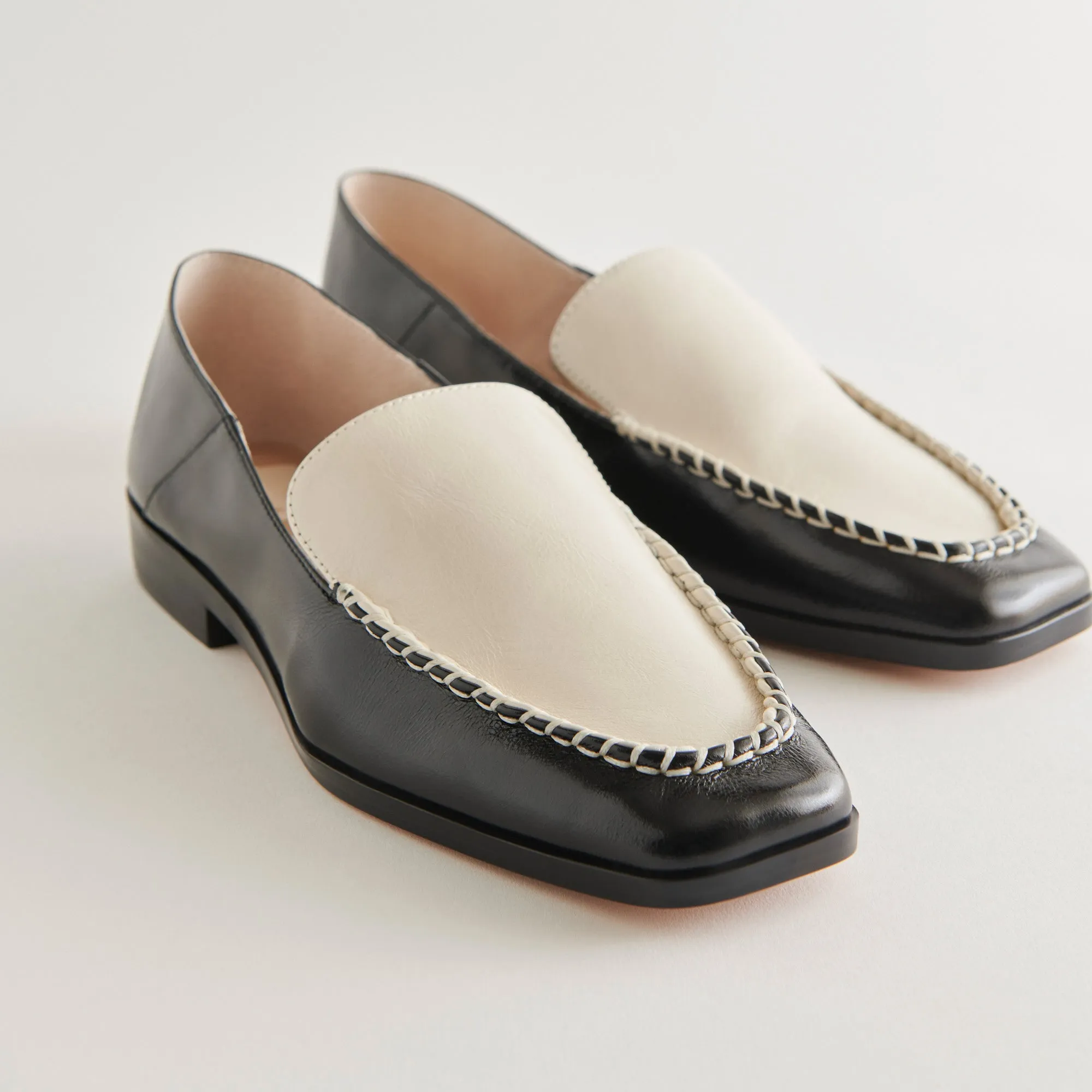 BENY FLATS LARGES BLANCS NOIRS VERNIS PLISSÉ