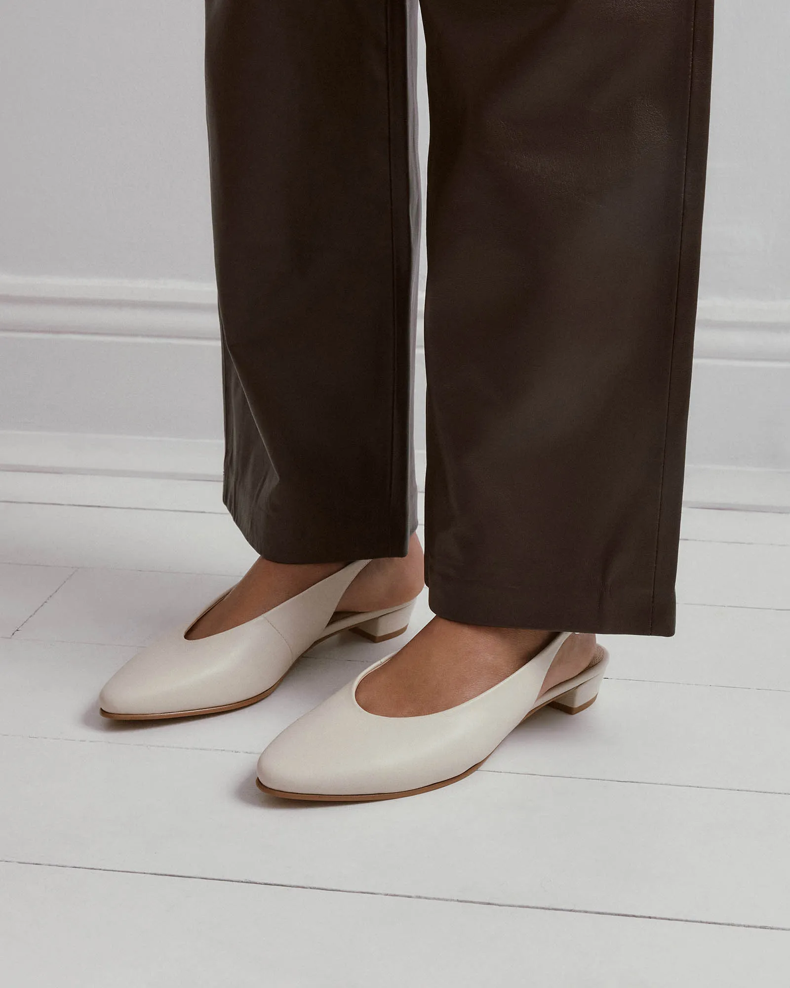 BRYCE DRESS FLATS EN CUIR BLANC CASSÉ