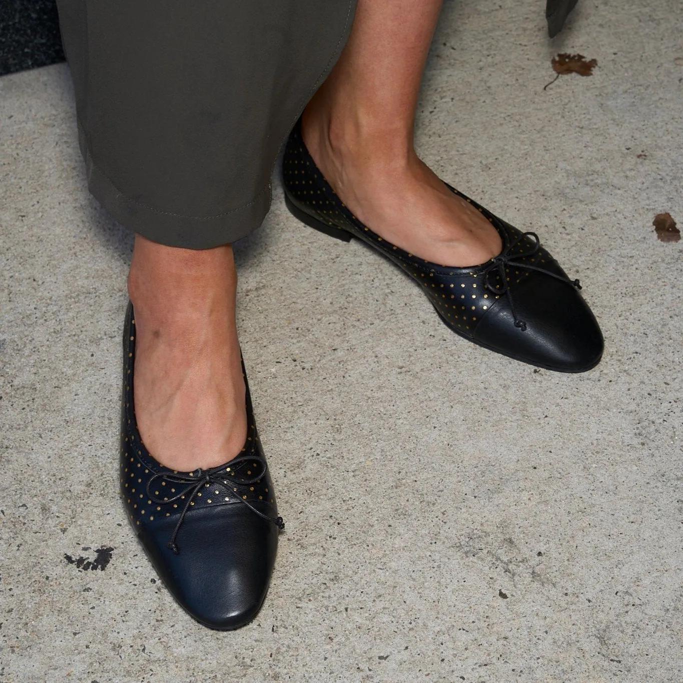 Como - Cuir noir à pois dorés