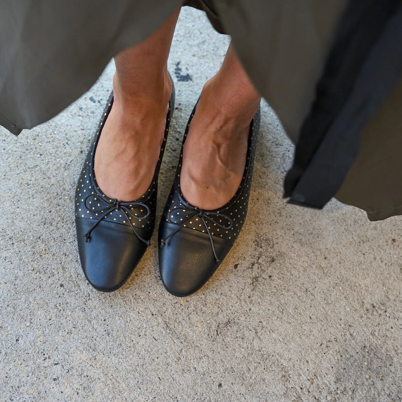 Como - Cuir noir à pois dorés