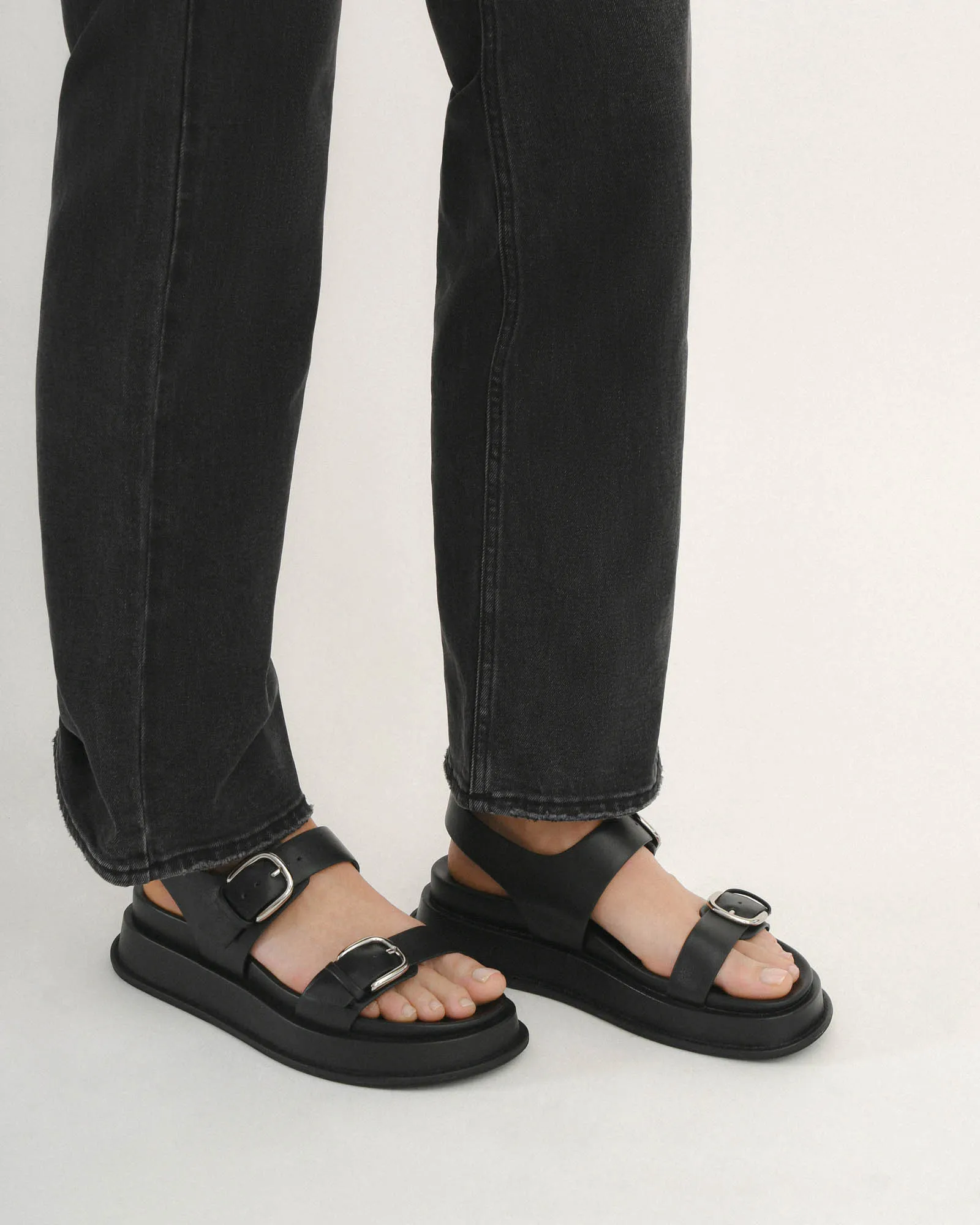 SANDALES PLATES MABEL EN CUIR NOIR