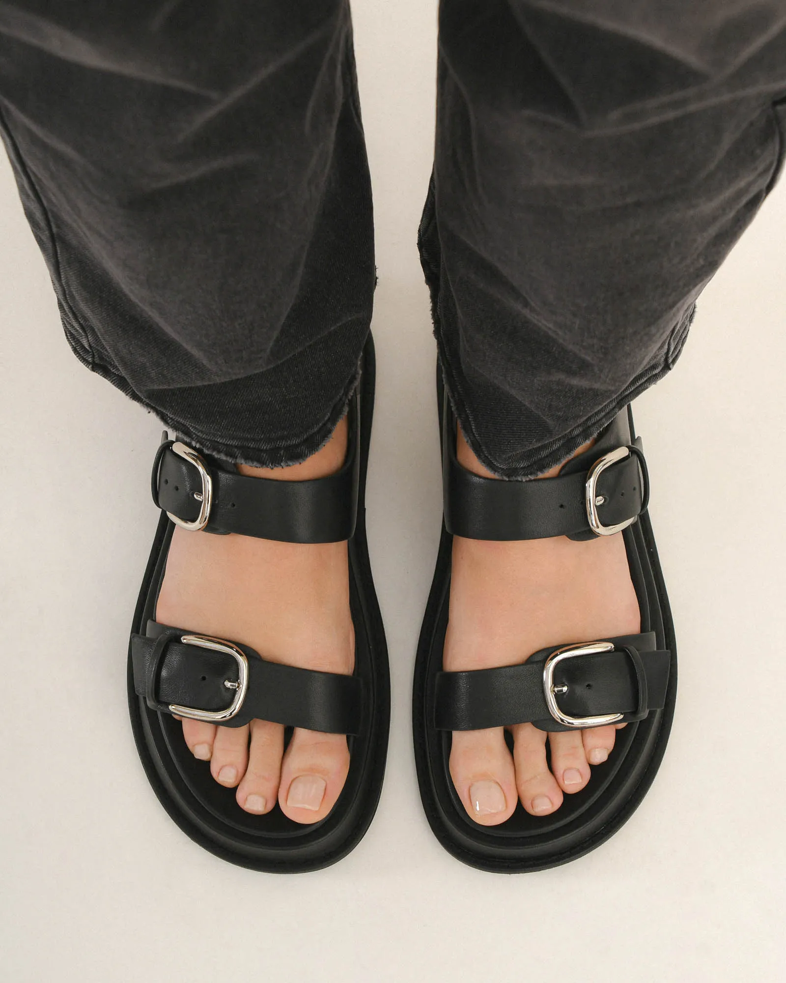 SANDALES PLATES MABEL EN CUIR NOIR