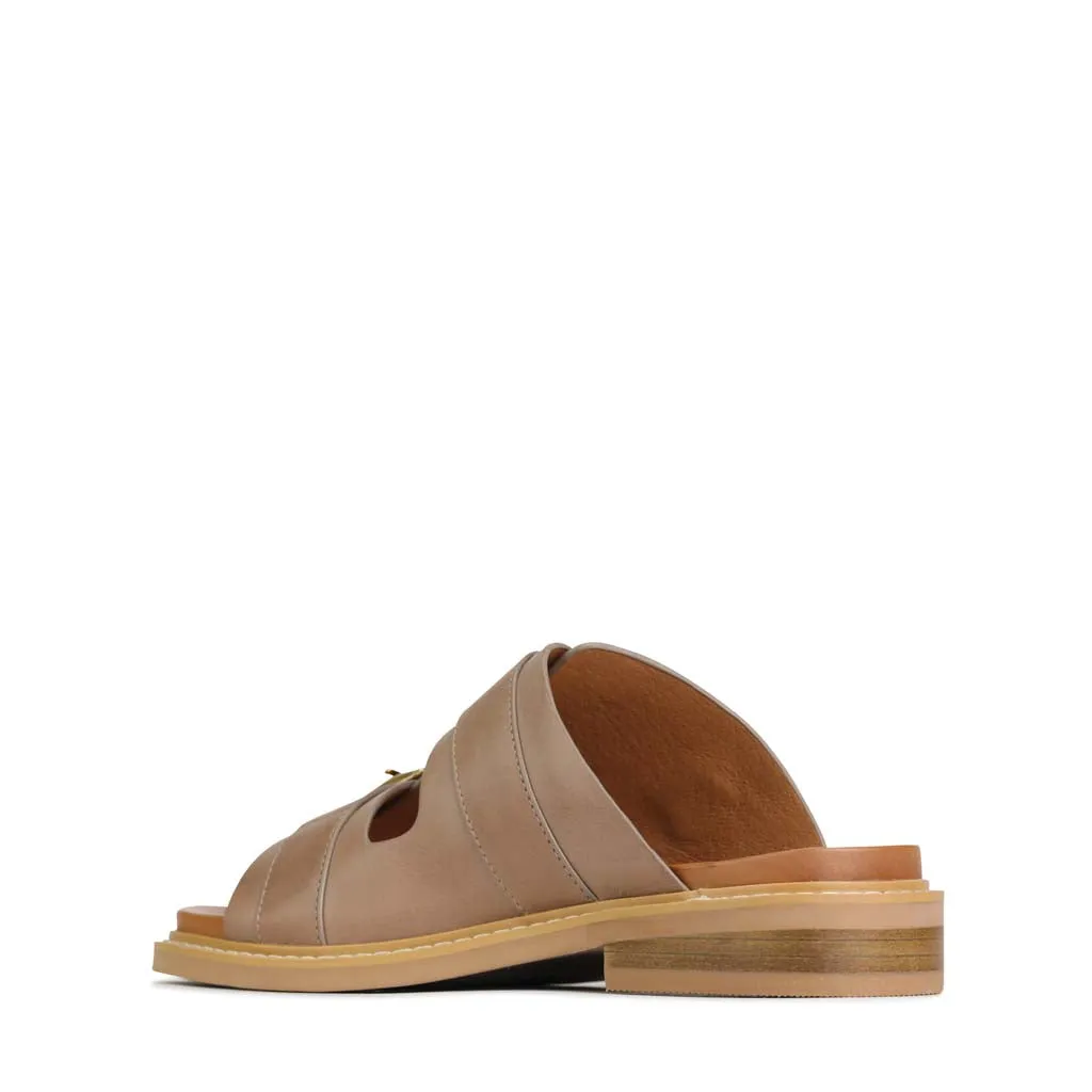 SANDALES À LANGUETTE EN CUIR ORNÉ