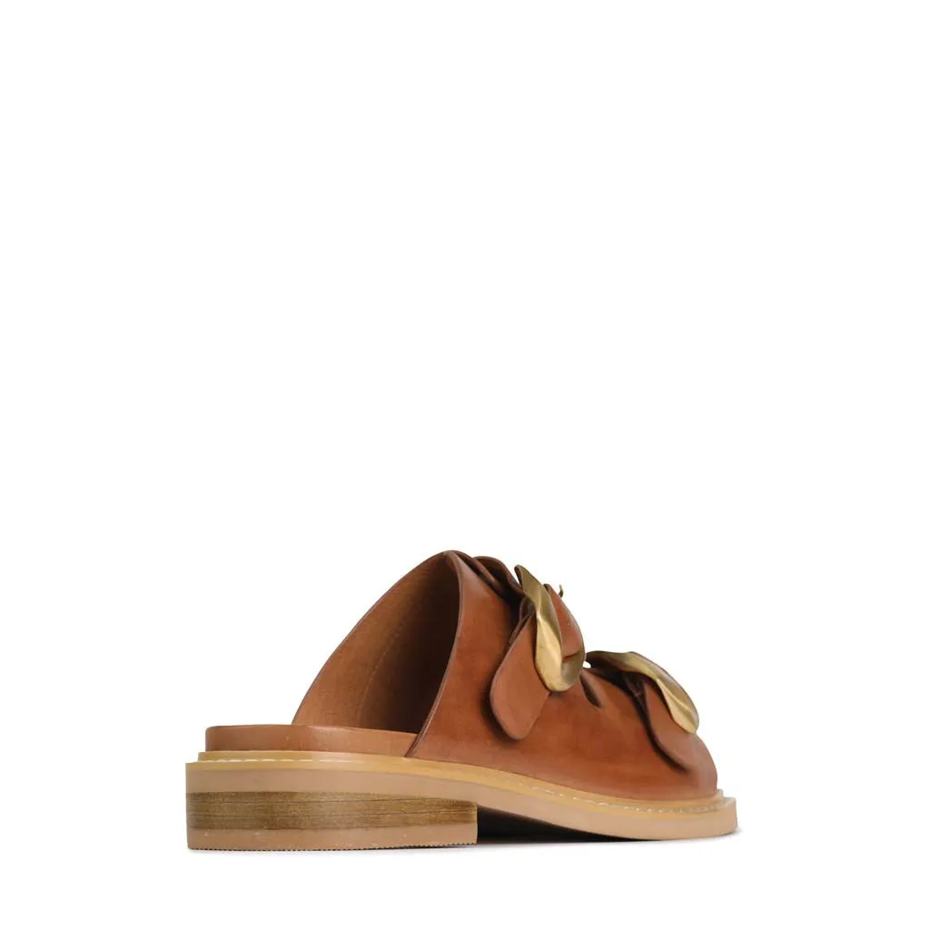 SANDALES À LANGUETTE EN CUIR ORNÉ