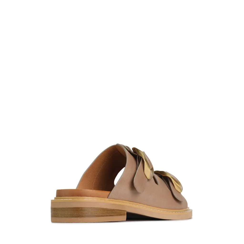 SANDALES À LANGUETTE EN CUIR ORNÉ