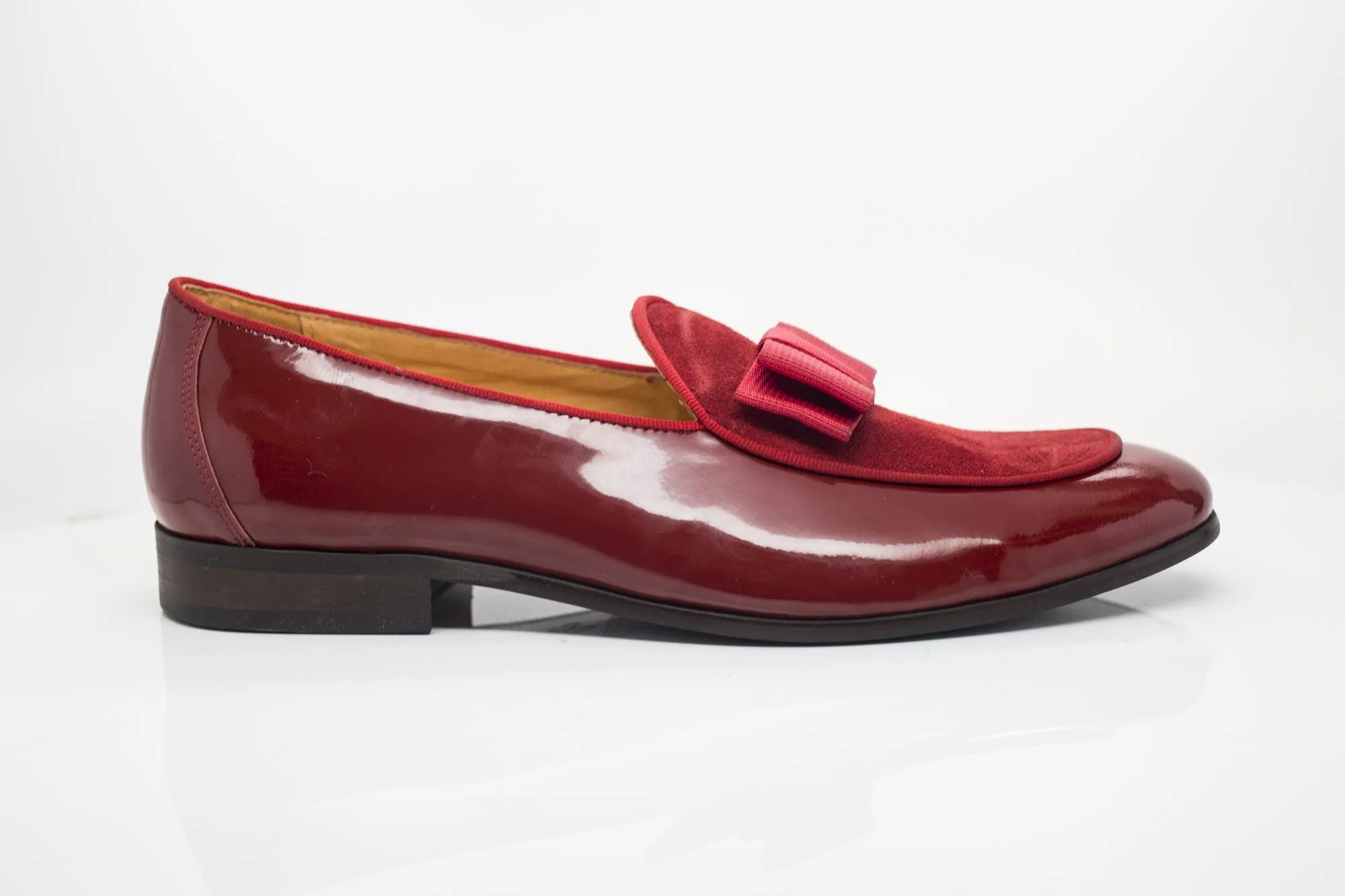 Mocassin à enfiler en cuir verni et daim rouge