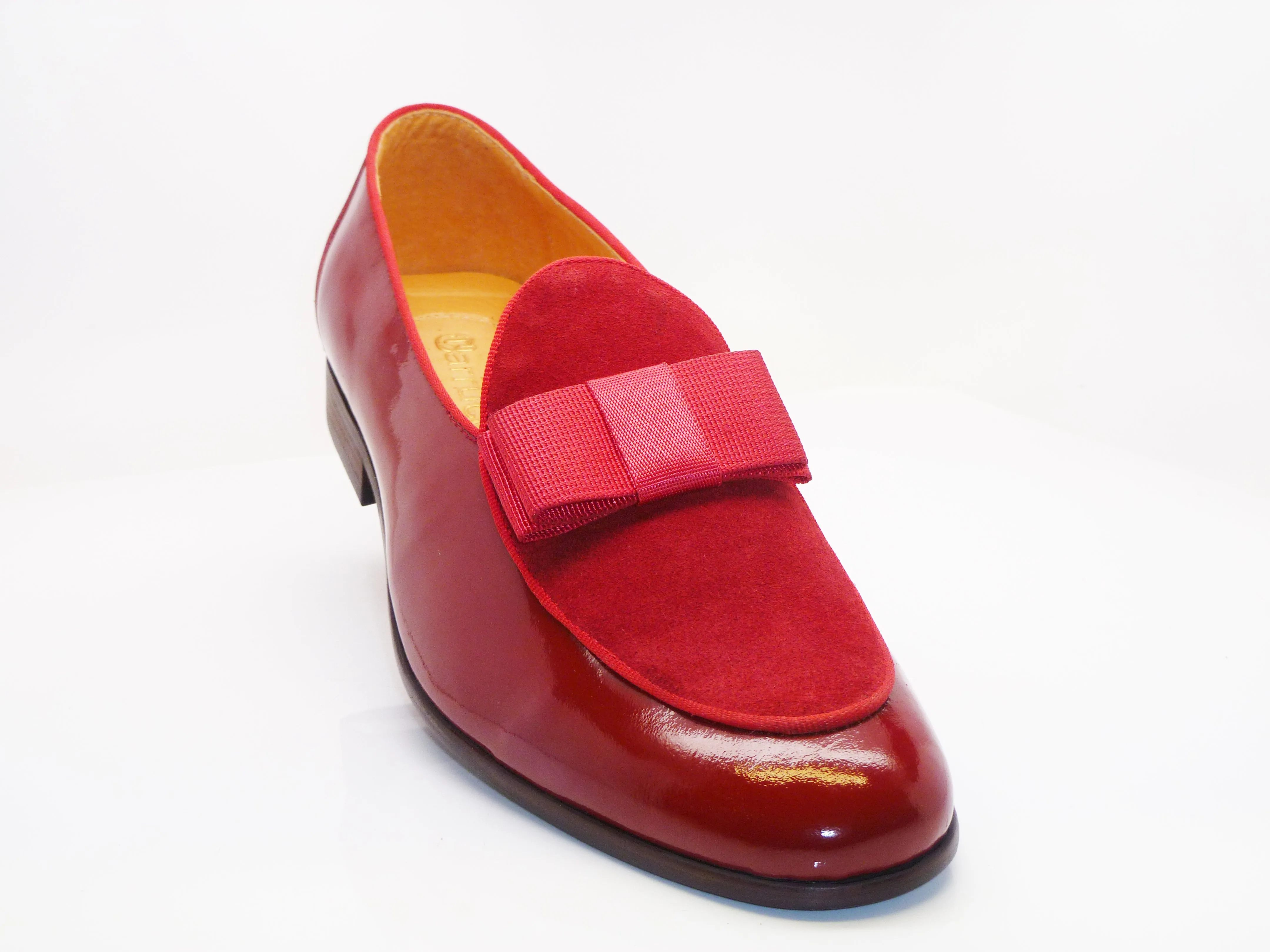Mocassin à enfiler en cuir verni et daim rouge