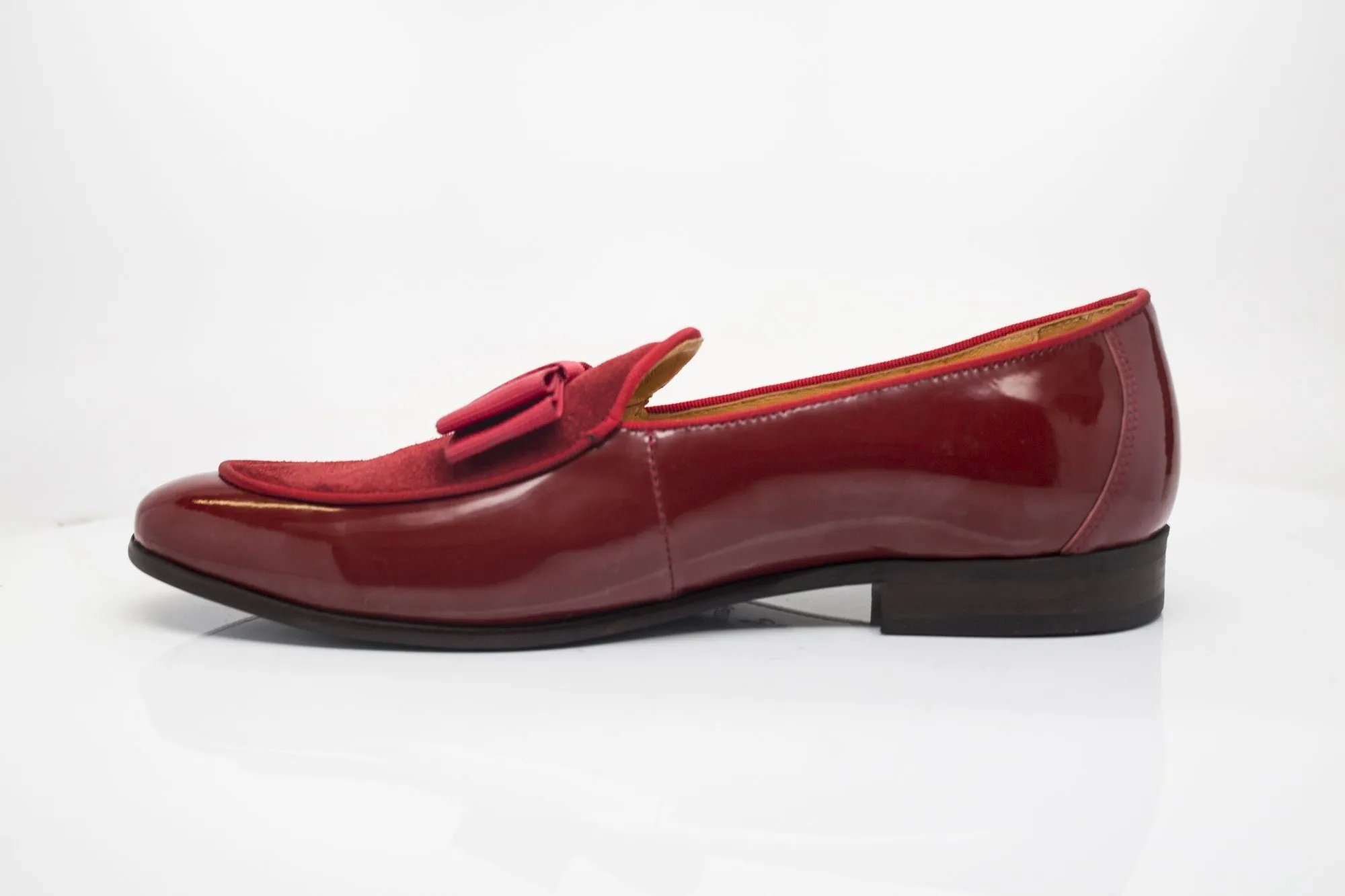 Mocassin à enfiler en cuir verni et daim rouge