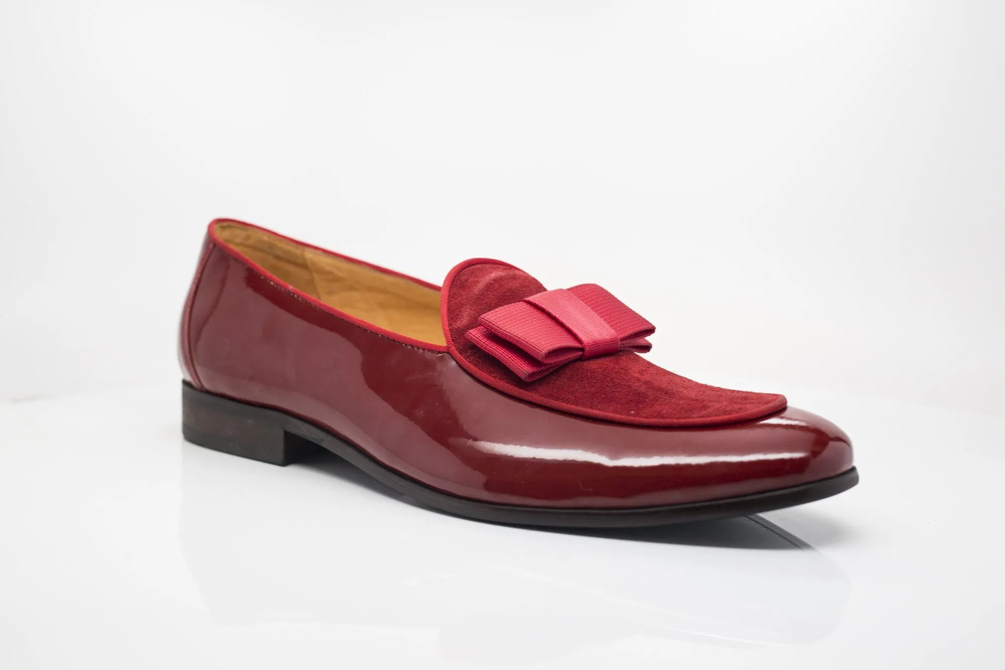 Mocassin à enfiler en cuir verni et daim rouge