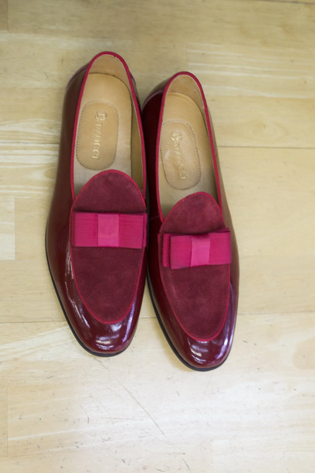 Mocassin à enfiler en cuir verni et daim rouge
